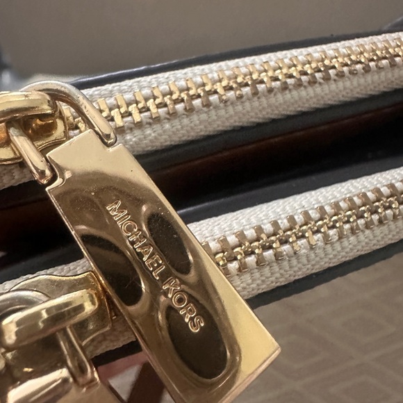 Michael Kors Monogram Cream Jet Set Wallet / Wristlet Clutch - Picture 3 of 10